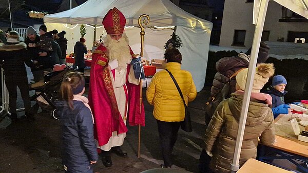 Der Hl. Nikolaus auf dem Nikolausmarkt in Dehrn