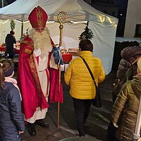 Der Hl. Nikolaus auf dem Nikolausmarkt in Dehrn
